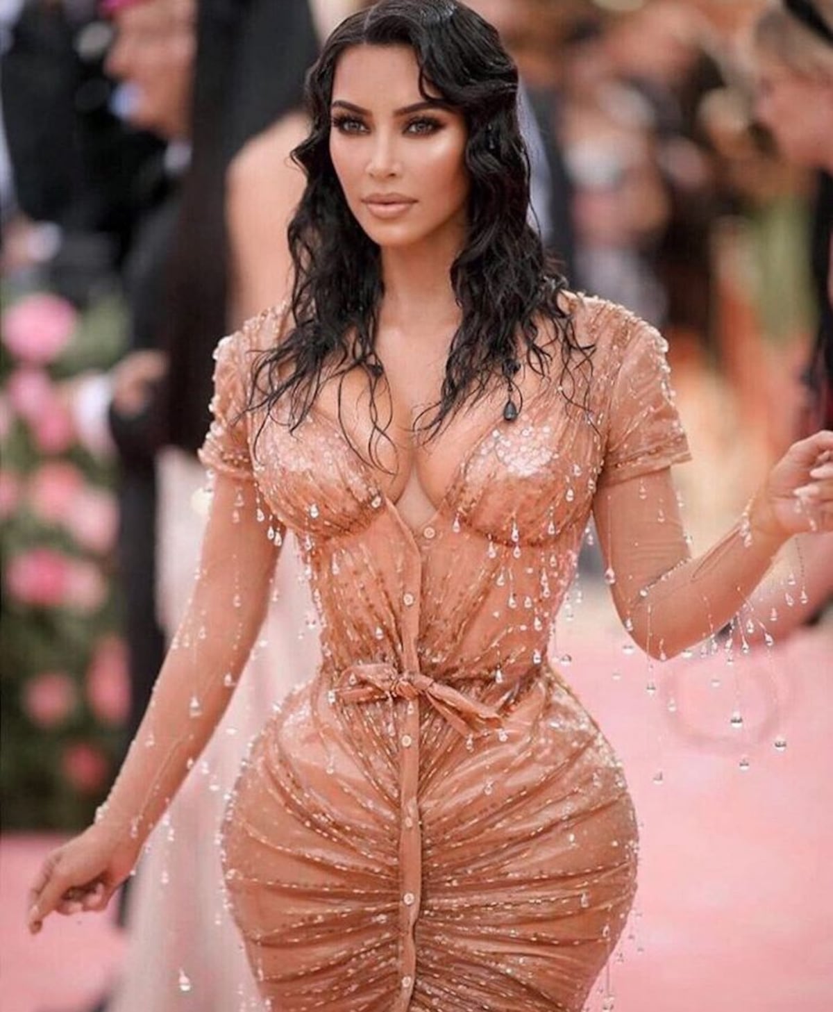 Pasó por el quirófano? Kim Kardashian revela cómo redujo en extremo su  cintura | VIDEO