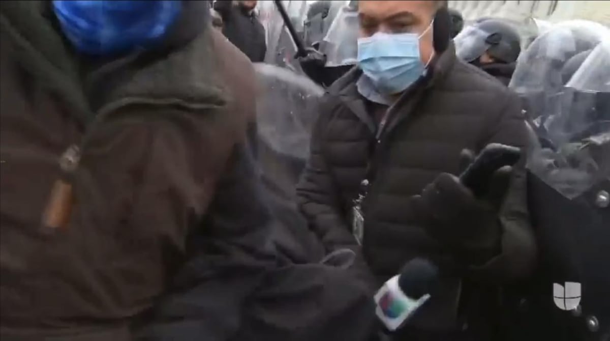 Periodista panameño es agredido en el Capitolio. Manifestantes le robaron hasta el micrófono. Video