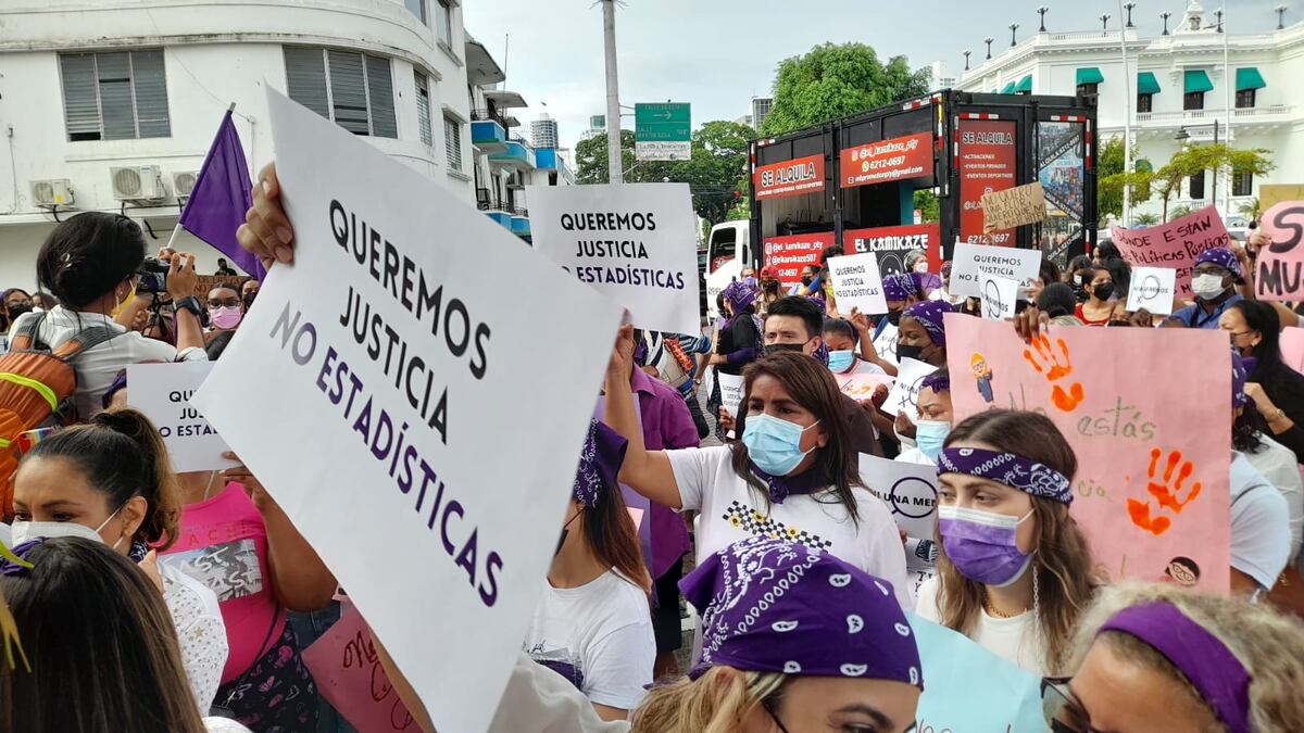 Mujeres protestan ante la Procuraduría de la Nación