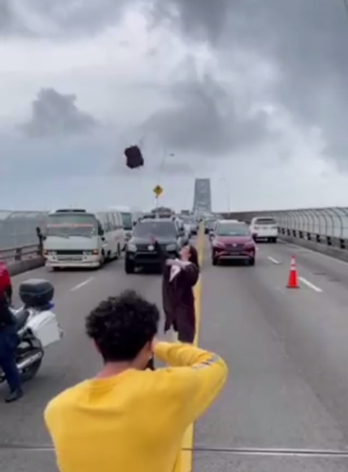 Arriesga su vida por tomarse la foto de graduación en el Puente de las Américas. Video