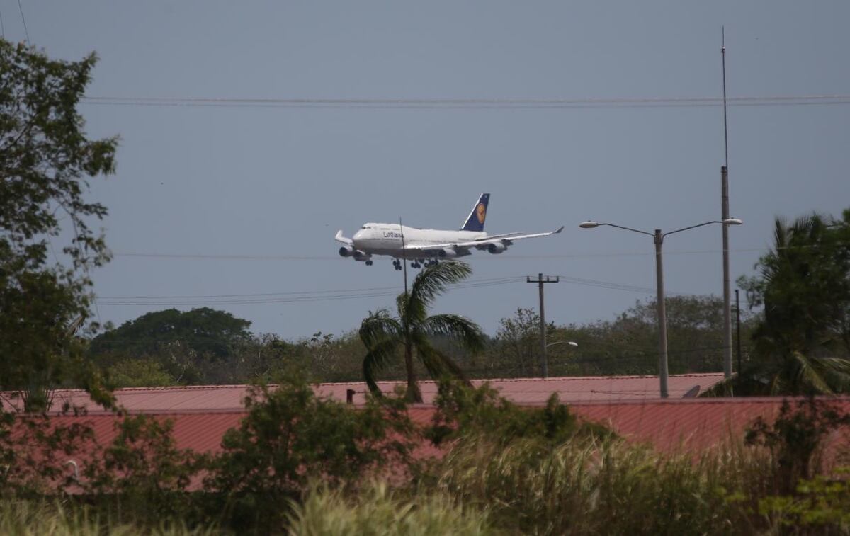 Sanos y salvos. Vuelo humanitario aterrizó en Tocumen con 31 panameños