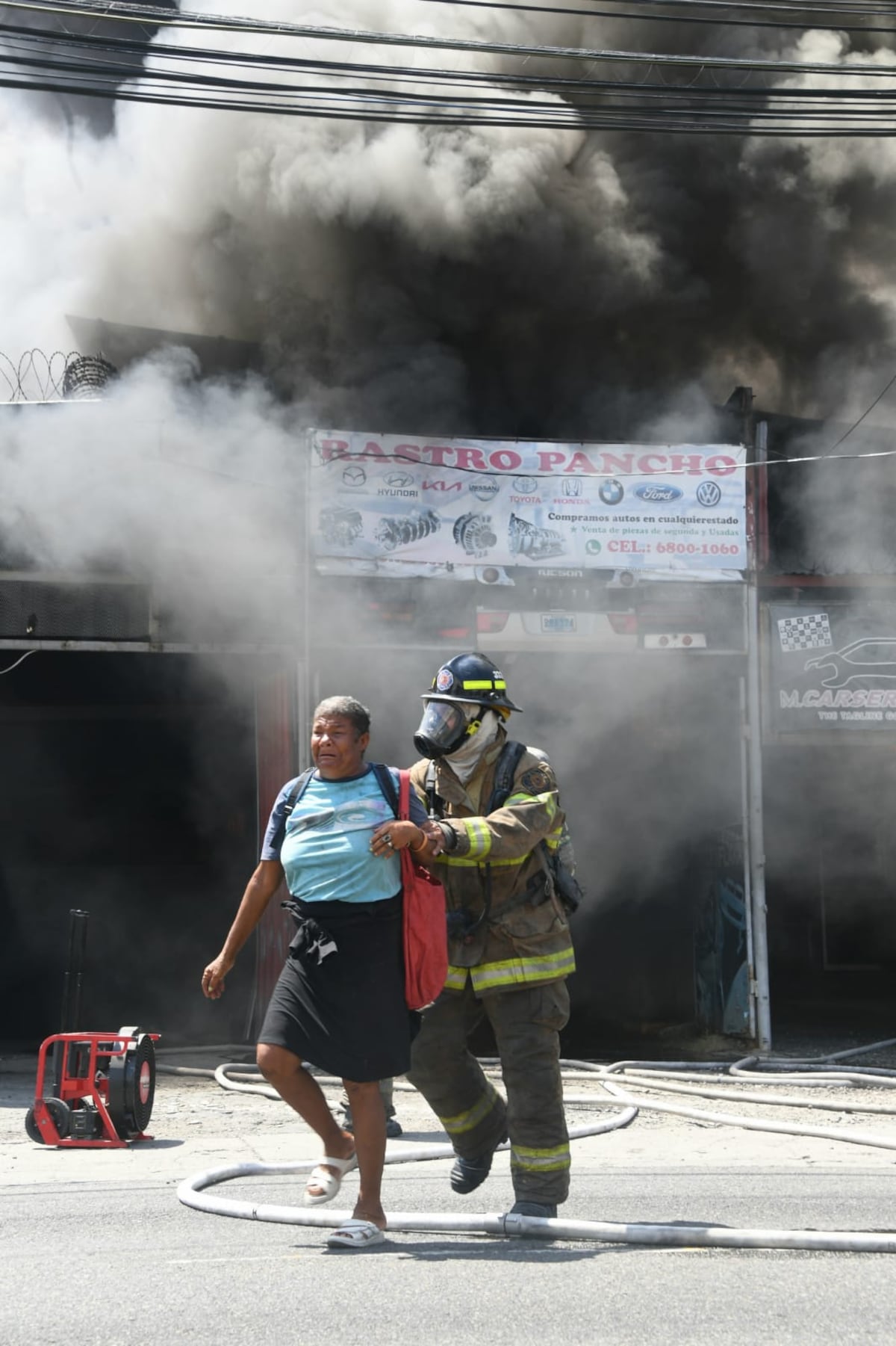 Se escucharon explosiones. Peligrosa labor de extinción en incendio en Río Abajo. La falta de agua empeoró el asunto