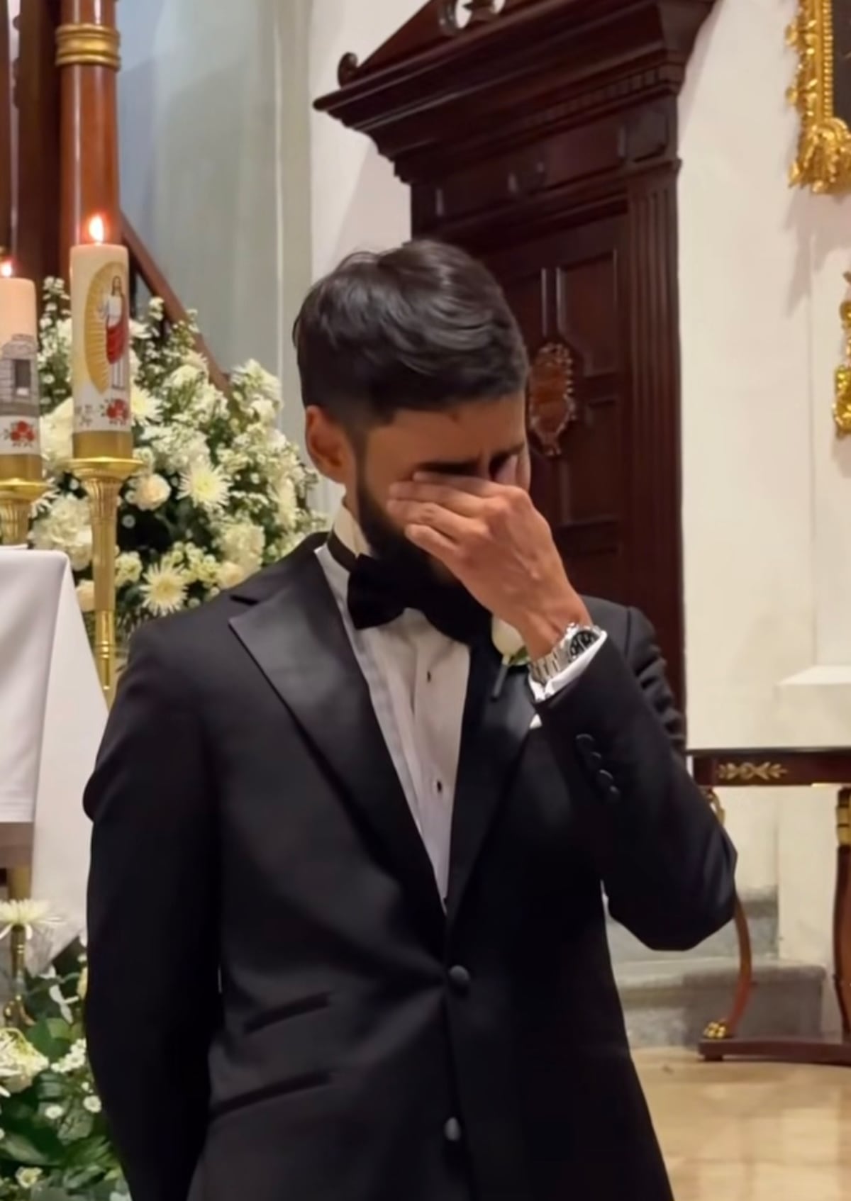 La boda de ella. ‘Monchi’ no aguantó el llanto: así fue la entrada de Valeria Rettally a la iglesia que se volvió viral +VIDEOS