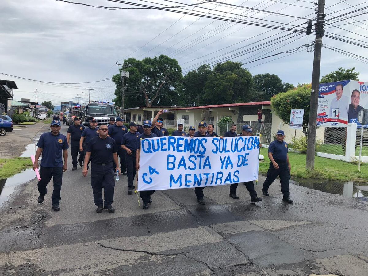 Suenan las sirenas y se encienden las llamas en el Benemérito Cuerpo De Bomberos de Panamá. Entraron en huelga