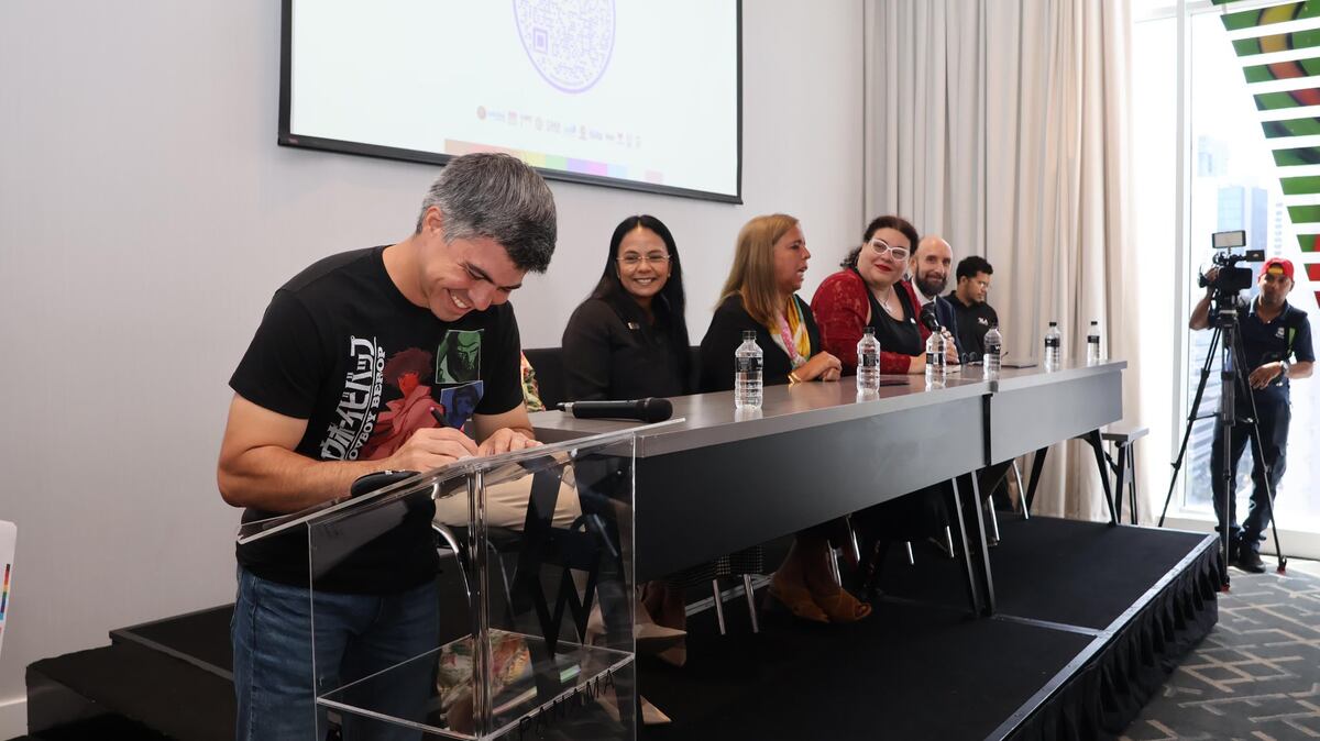 Solo una de ocho campañas presidenciales asistió  a la firma del Pacto Electoral por los Derechos LGBTIQ+