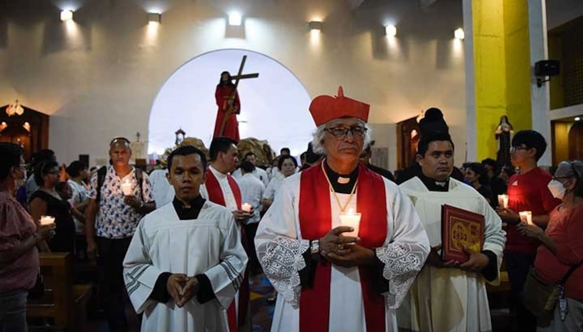 Procesiones vuelven a las calles de Nicaragua, pero bajo vigilancia