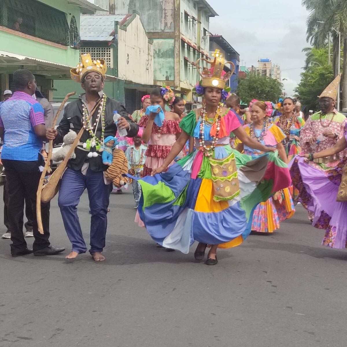 Viene el desfile de la Pollera Congo en Colón