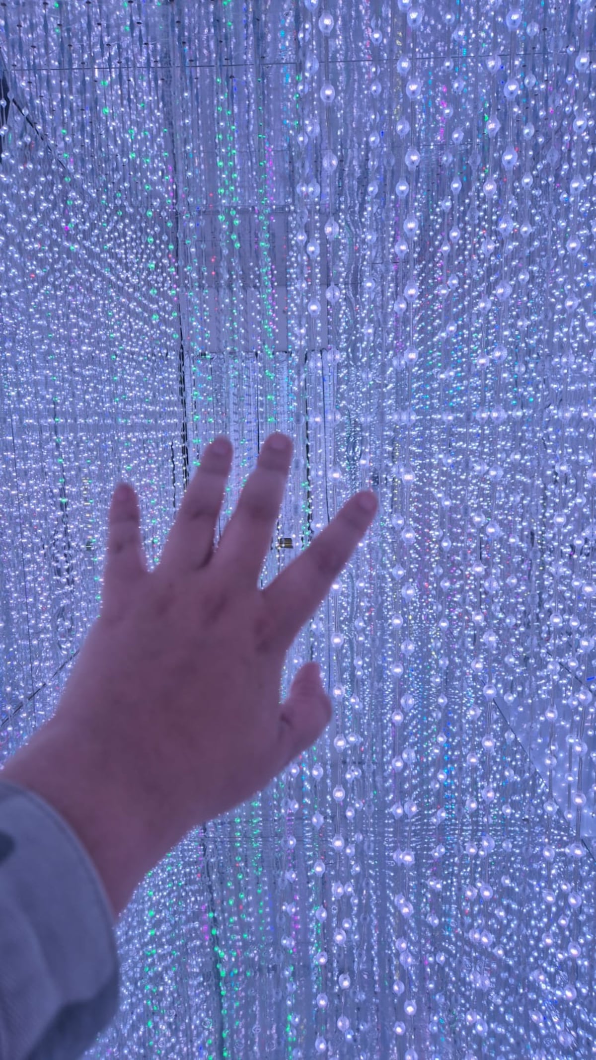 Un viaje dreamcore de luces, bolas gigantes, realidad virtual e inflables llega a Los Andes 