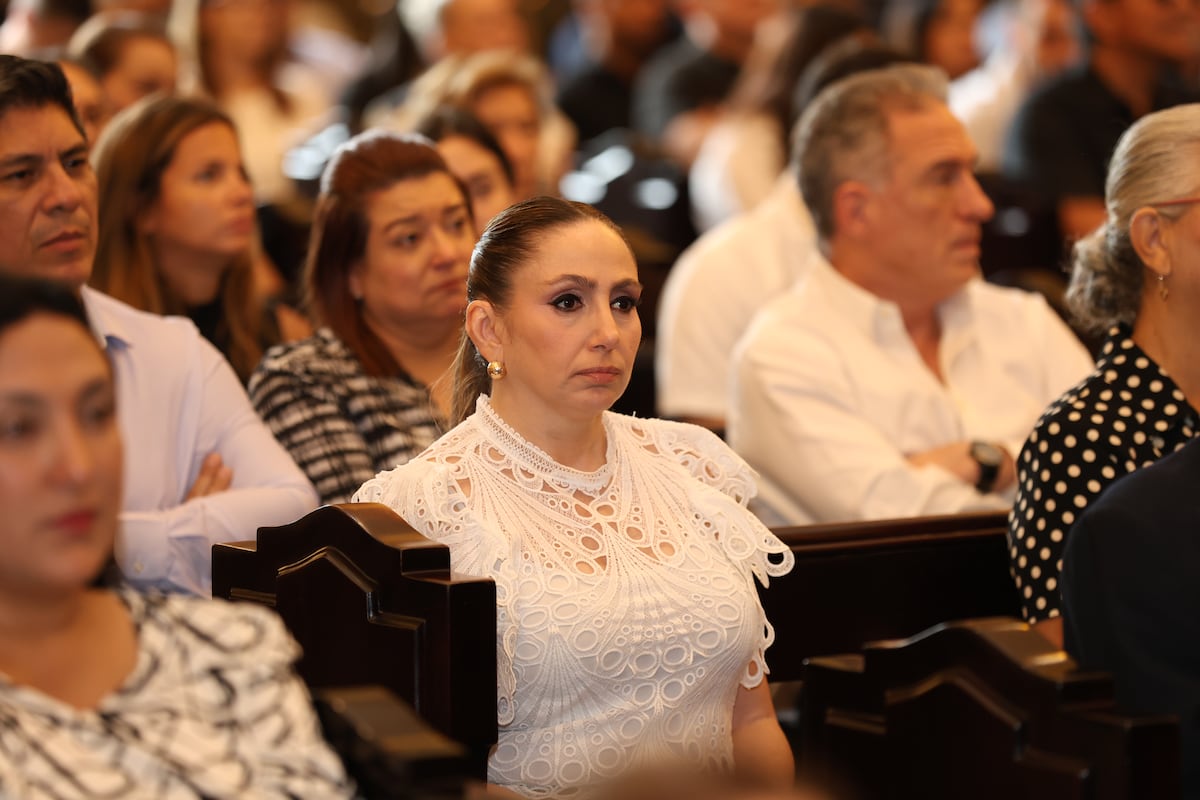 Familiares, amigos y figuras de la música típica despiden a Yin Carrizo en el Santuario Nacional