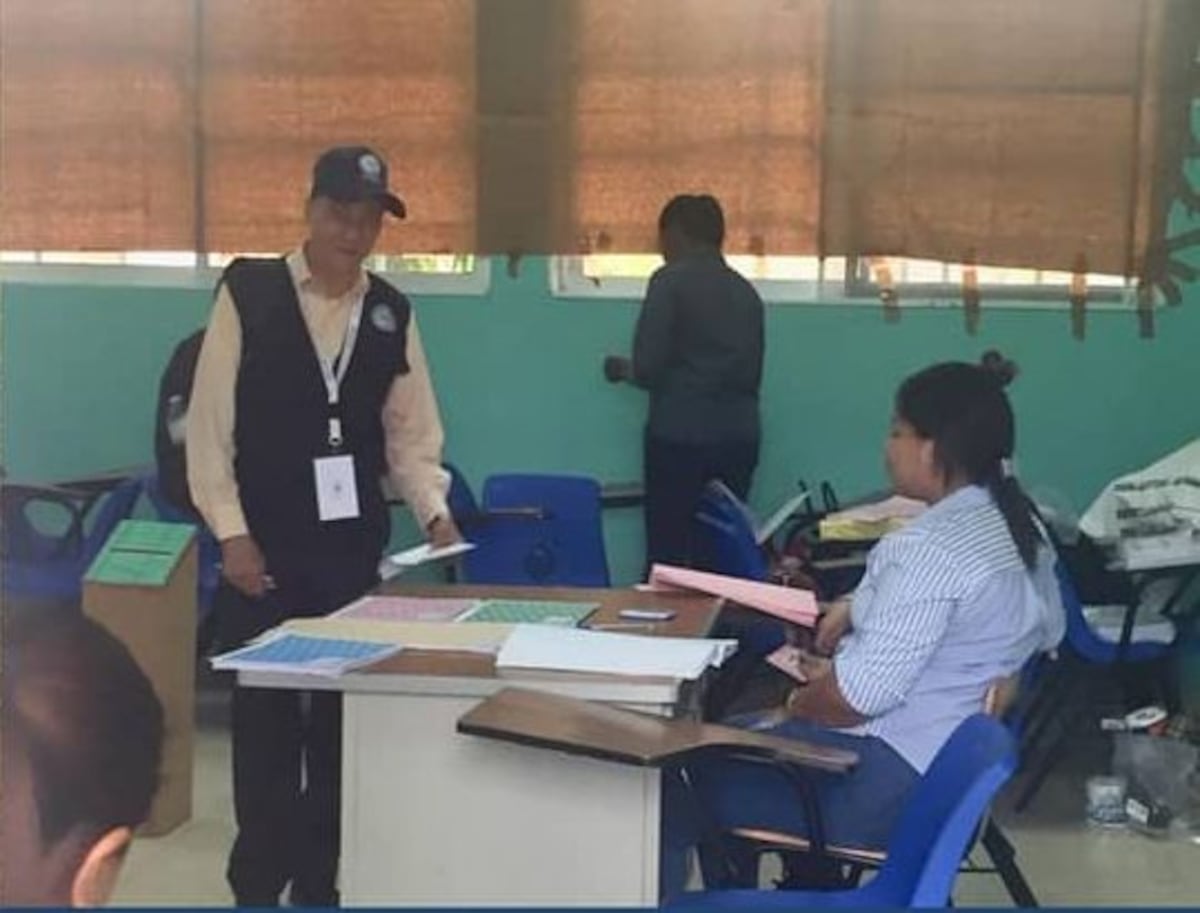 Pelen el ojo. Abuelita descubre que su papeleta ya venía marcada con gancho a un candidato