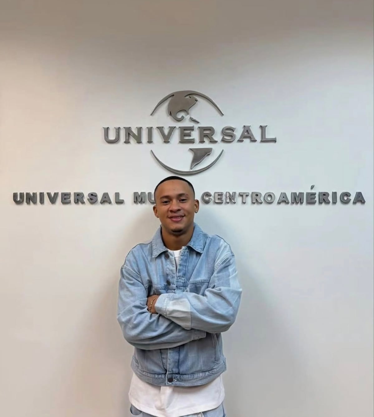 ¡Gloria a Dios! El Barbel firma con Universal Music Centroamérica tras meses de polémicas y procesos legales: ‘Sueños millonarios’