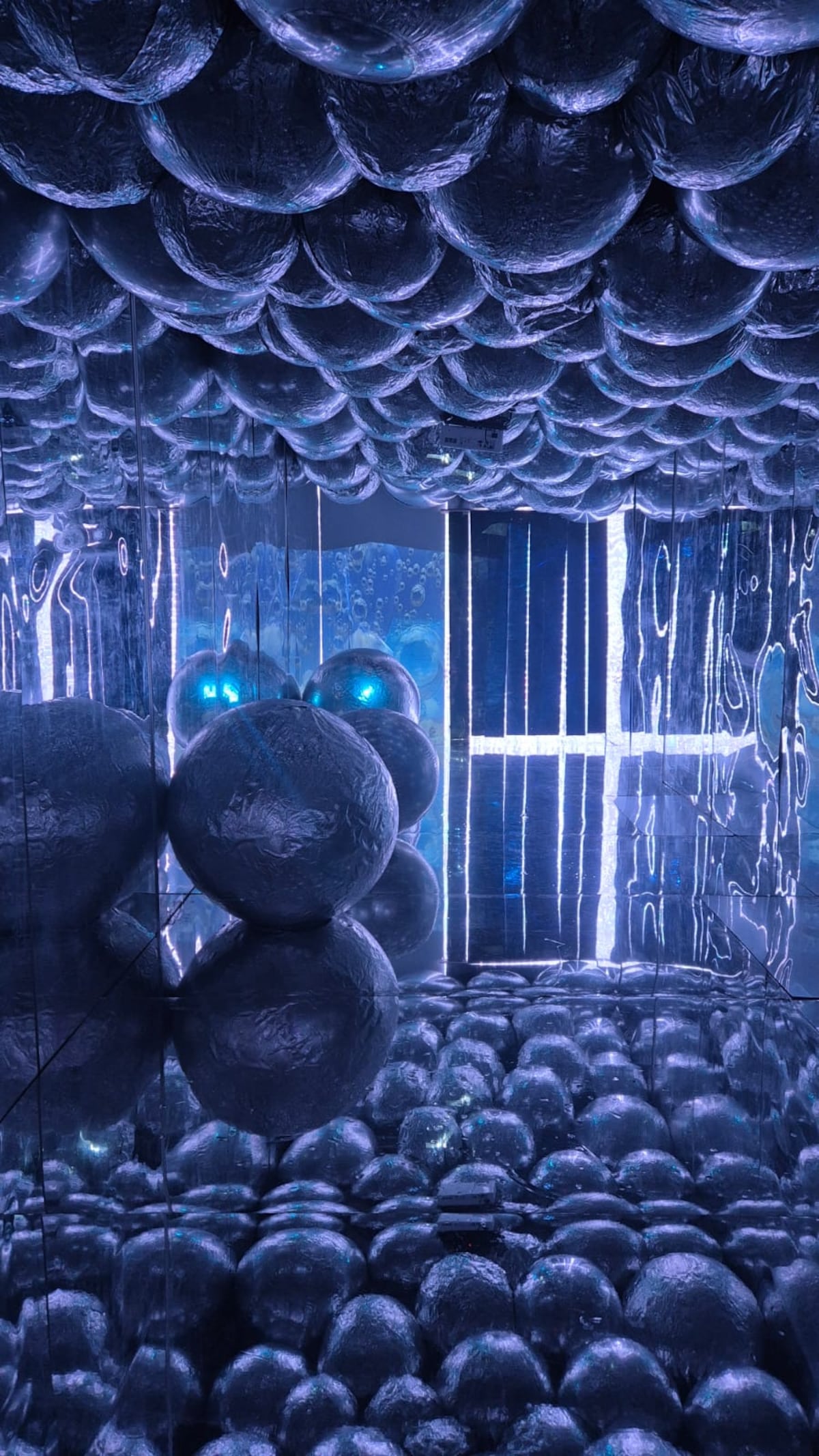 Un viaje dreamcore de luces, bolas gigantes, realidad virtual e inflables llega a Los Andes 