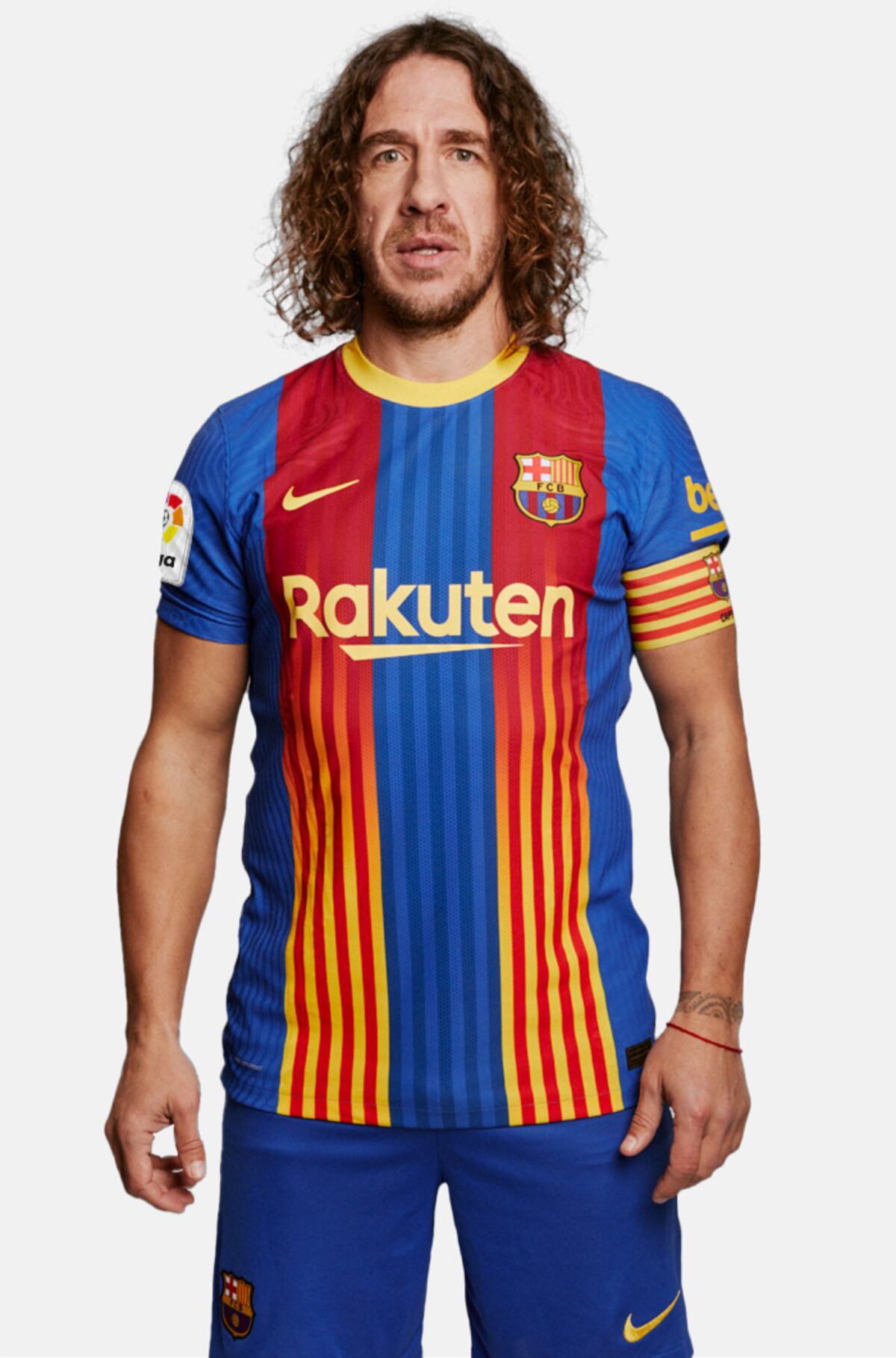 Puyol presenta la camiseta especial del Barça para El Clásico