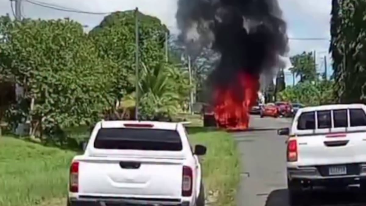 ¡Una despedida en LLAMAS que nadie esperaba vivir así! Carroza fúnebre arde camino a un sepelio en Santiago + VÍDEO