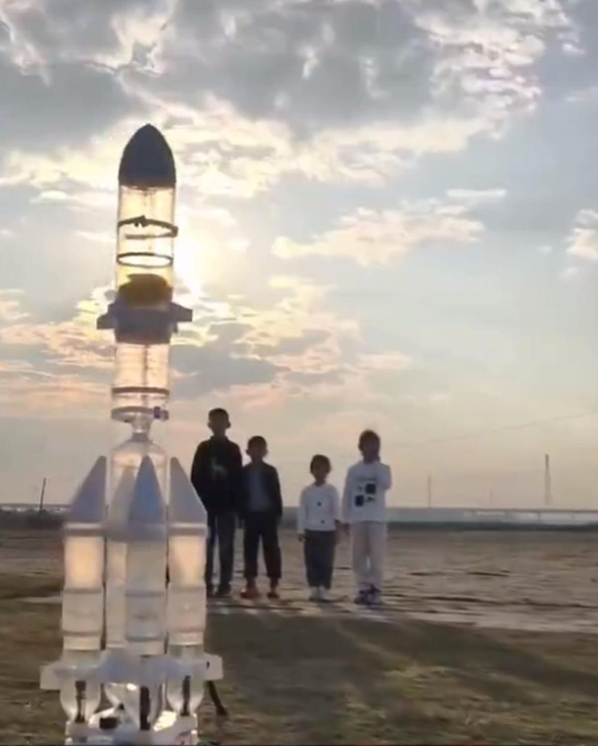 VIDEO. ¡Estudiantes en China lanzan cohete con botellas y agua… y despega como uno real!
