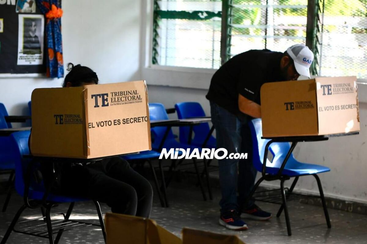 Delegado detecta lista de asistencia en centro de votación. Los PRD ejercen su voto en las primarias. Videos