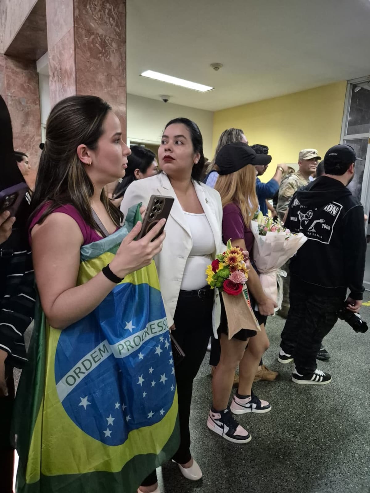 EXCLUSIVA. Gloria Trevi llega a Panamá y protagoniza un emotivo encuentro con una de sus más fieles imitadoras: ‘me besó la mano’+ VIDEOS