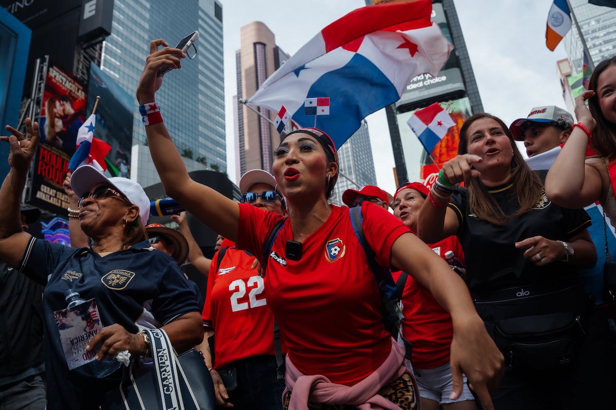 ¡El amor metió gol! Pareja de panameños dio el ‘sí’ en pleno apoyo de la ‘Marea Roja’ a la Sele en Times Square