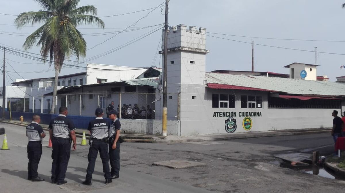 ¿Se volvió loco? Un subteniente de la Policía Nacional se toma la armería en Colón| VIDEO