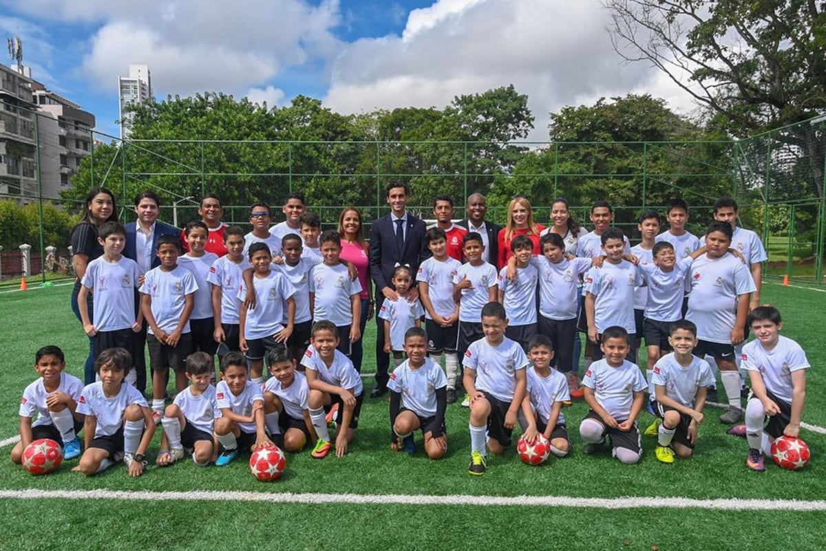 Exjugador del Real Madrid sorprende a niños en Panamá