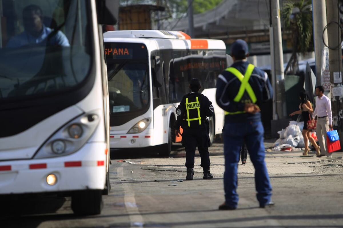 Por pedirle la cédula. Sujeto agarró a puños a una subteniente y a un sargento en un Metrobús 