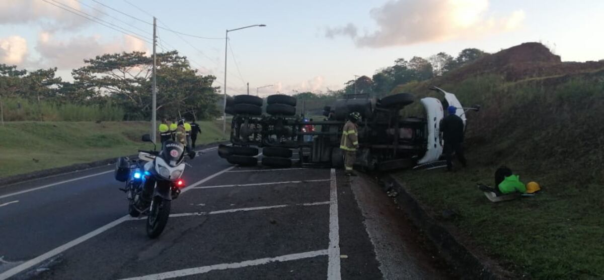 Cisterna cargado de diésel se vuelca en la Autopista Panamá-Colón