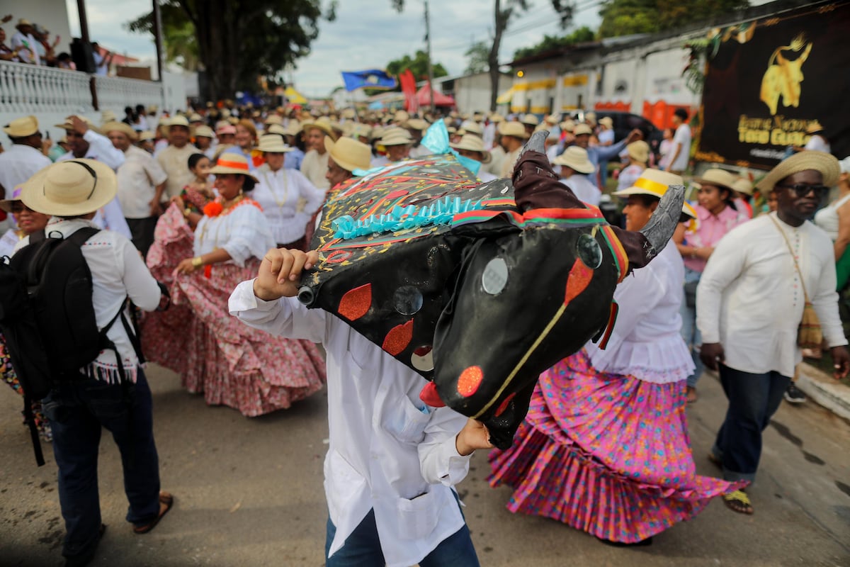 Más de 60 delegaciones llenan de folclore las calles de Antón en el Festival del Toro Guapo