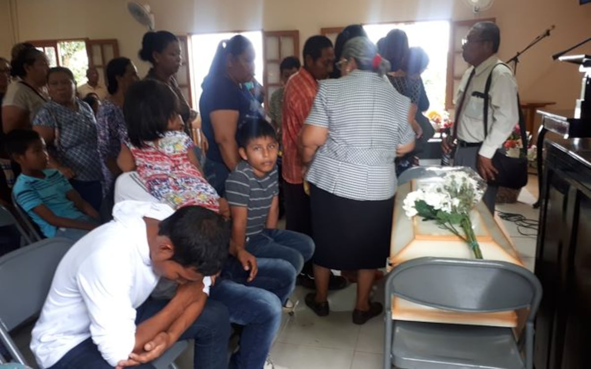 En medio del dolor, familiares despiden a abuela y nieta arrolladas por un bus