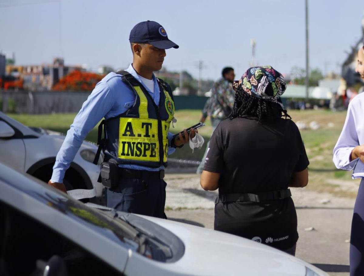 ¡Estás advertido! Multan a los Mal parqueados por bloquear aceras y vías