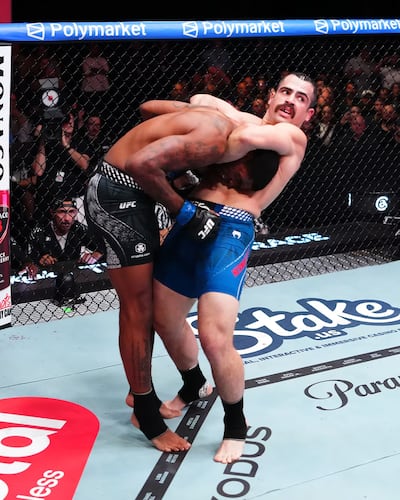 Policía de Miami-Dade debuta en UFC con una sumisión en 57 segundos