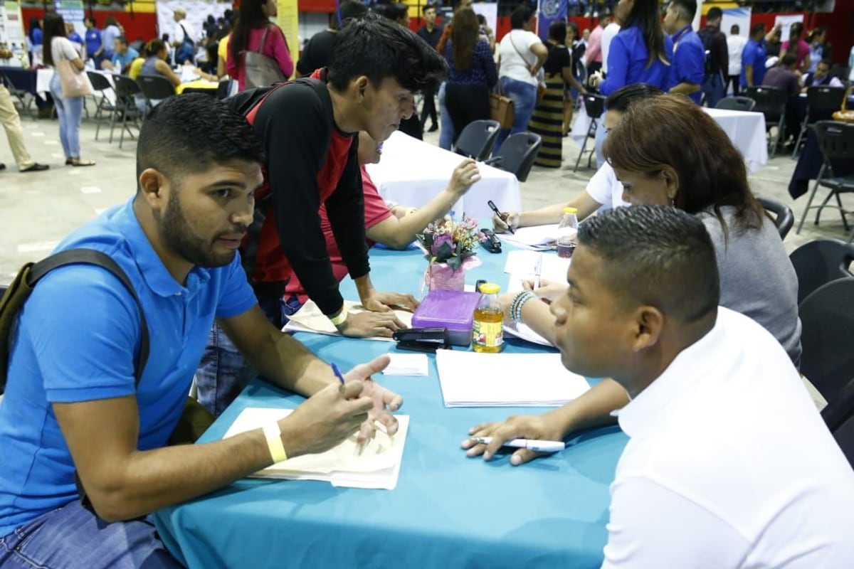 ¡Madrugaron! Miles de panameños se dieron cita a la Feria de Oportunidades en la Arena Roberto Durán