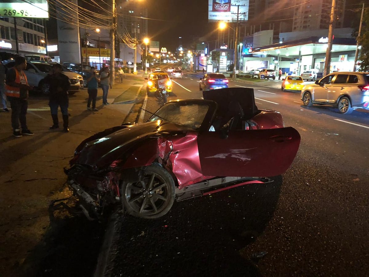 Impactante. Auto queda como un acordeón al chocar contra basurero y poste de luz en Calle 50. Video