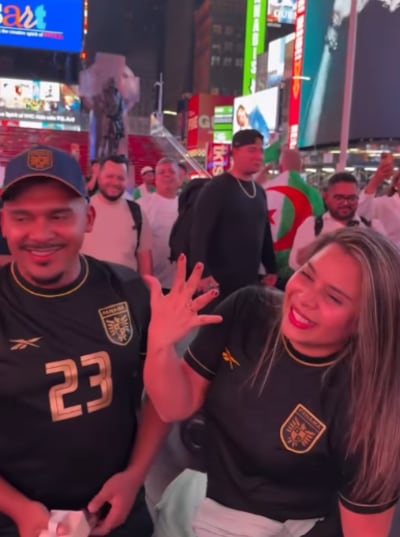 ¡El amor metió gol! Pareja de panameños dio el ‘sí’ en pleno apoyo de la ‘Marea Roja’ a la Sele en Times Square