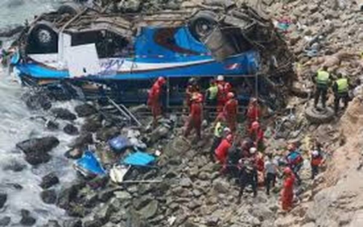 TRAGEDIA. Al menos 10 muertos deja caída de autobús a un abismo en Perú