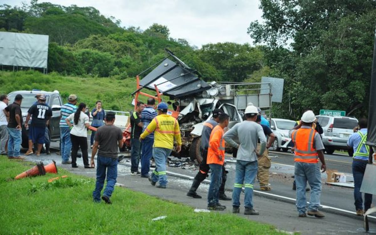 ¡TERRIBLE! Carro lechero arrolla a cuatro trabajadores en Potuga, Herrera