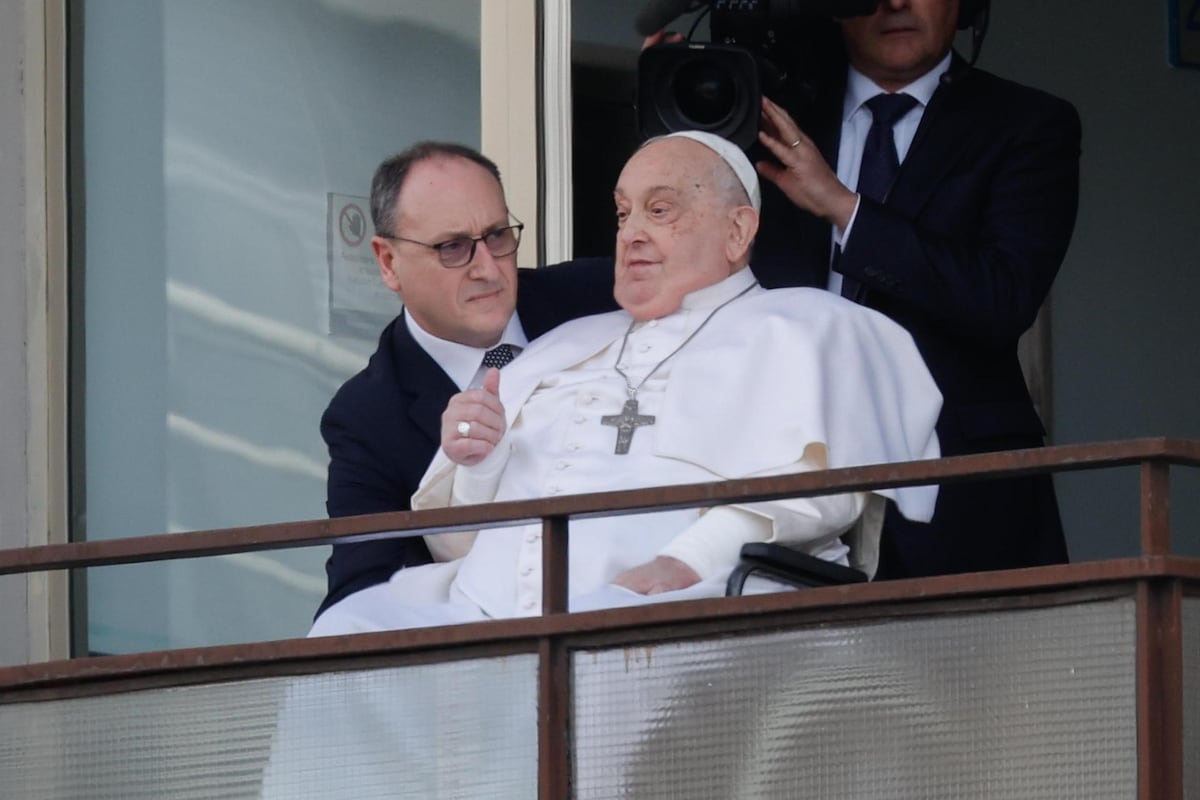 El papa Francisco reaparece en público tras 37 días hospitalizado 