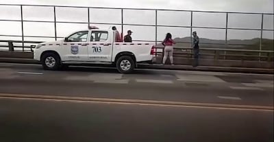 Señora presuntamente desorientada camina entre autos en el Puente de las Américas 