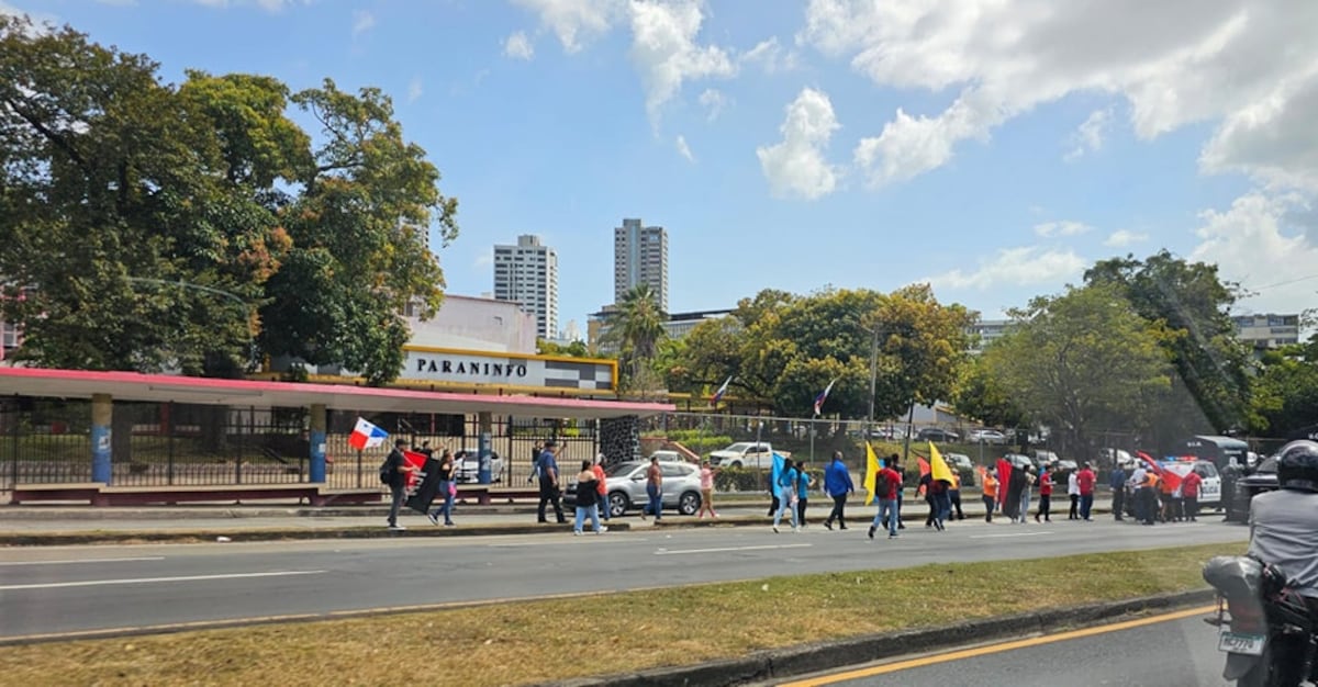 Estudiantes de la Universidad de Panamá cierran la Vía Transístmica en protesta por reformas a la CSS