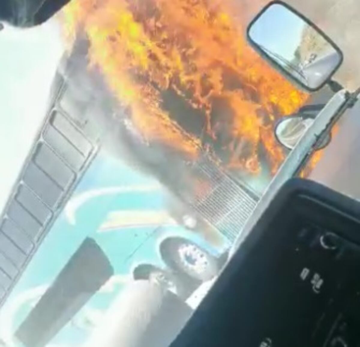 Bus de ruta Panamá David se incendia en plena vía Panamericana. Video