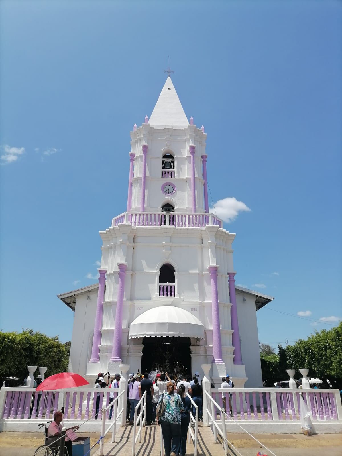 Esperan milagros. Peregrinos llegan a ver el Cristo de Atalaya y algo más. + Fotos