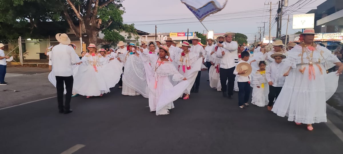 David se viste de tradición en el VI Desfile de la Pollera Blanca