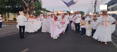 David se viste de tradición en el VI Desfile de la Pollera Blanca