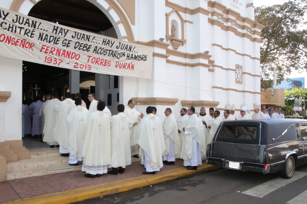 Realizan funeral de monseñor Torres Durán