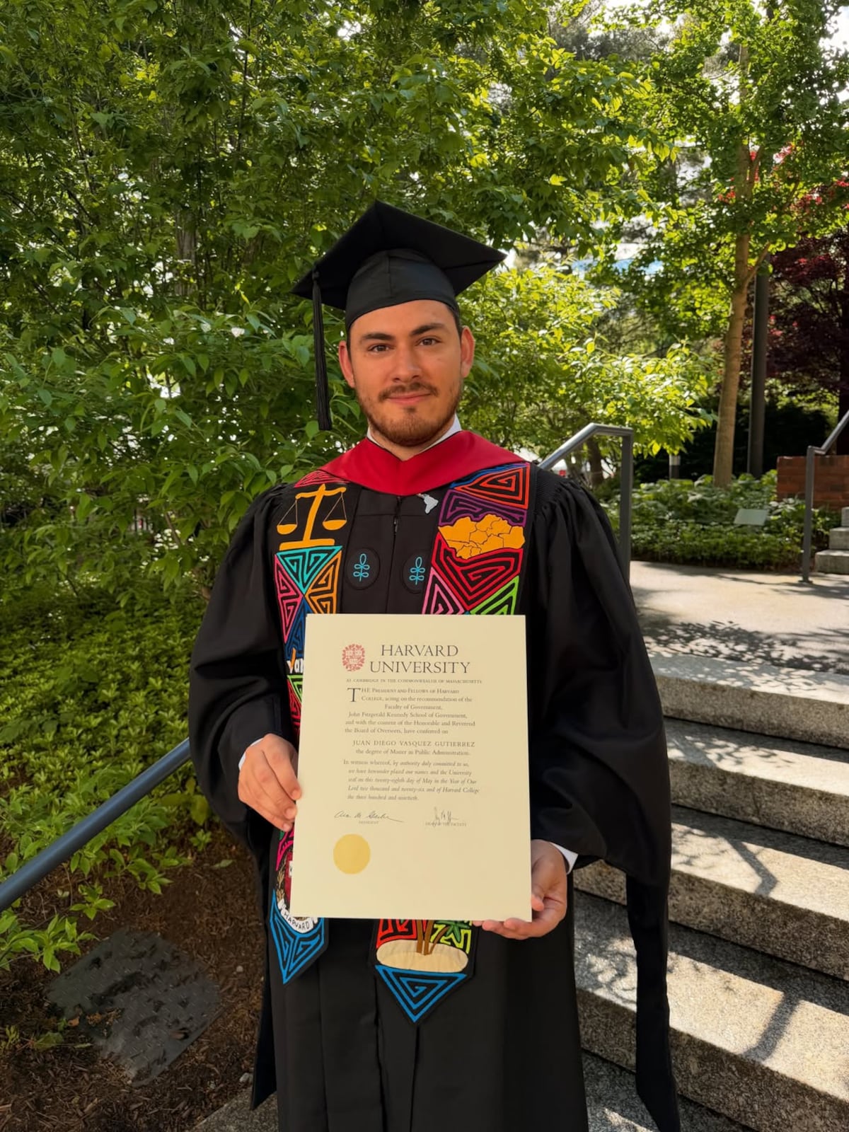 Exdiputado Juan Diego Vásquez celebra su maestría en Harvard