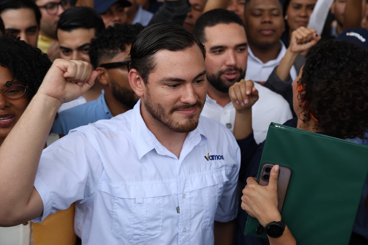 ‘Este país tiene que ser diferente’: Vamos entrega 70 mil firmas al Tribunal Electoral y avanza para convertirse en partido político
