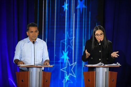 ¡Romance electoral: debates calientes y amores ocultos!! Ricardo Lombana y Zulay Rodríguez se besan en nuevo ‘Fan Fiction’