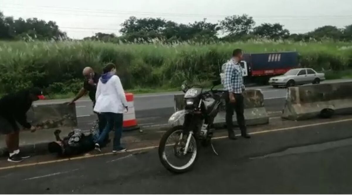 Robo en Albrook Mall. Se llevan un auto, le montan persecución impresionante. Atropellan a dos linces. Video