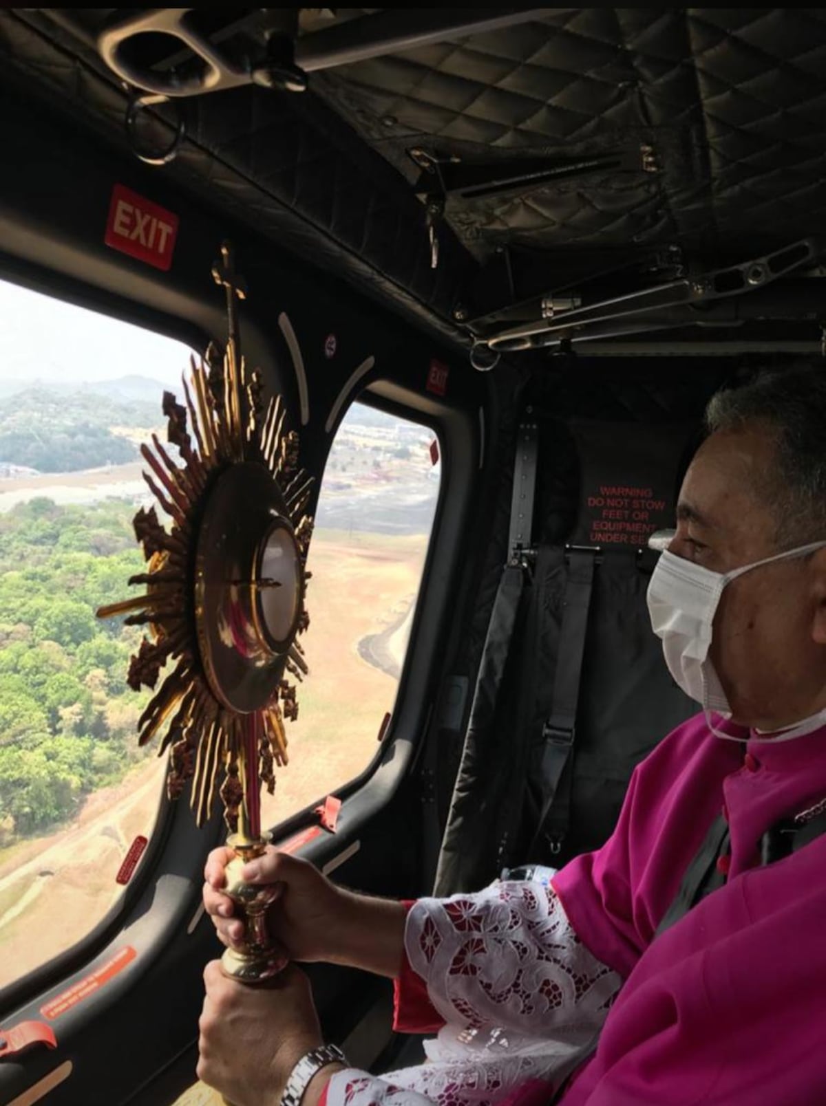 En un helicóptero, desde el cielo, Monseñor Ulloa bendijo a Panamá este Domingo de Ramos