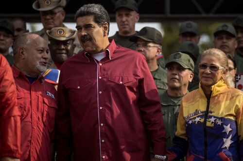 Maduro envía rosas a la cárcel de mujeres