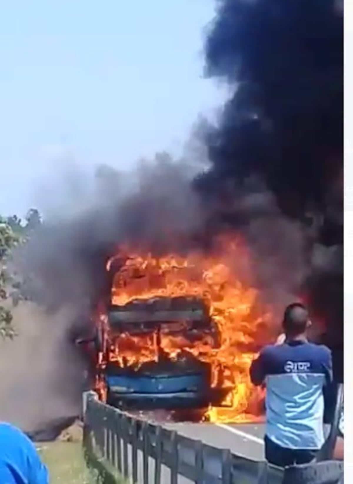 Bus de ruta Panamá David se incendia en plena vía Panamericana. Video